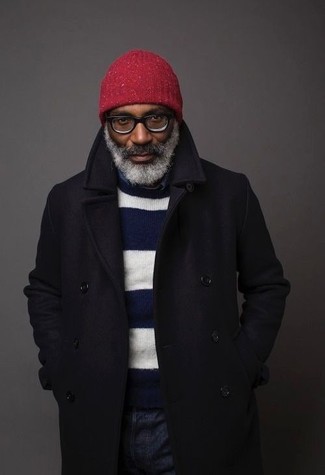 50 Jährige: Wie dunkelblauen Pullover mit einem Rundhalsausschnitt mit blauer Jeans zu kombinieren – 22 Herren Outfits