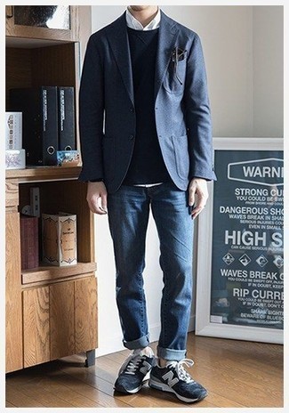 Wie dunkelblauen Pullover mit einem Rundhalsausschnitt mit blauer Jeans zu kombinieren – 253 Herren Outfits