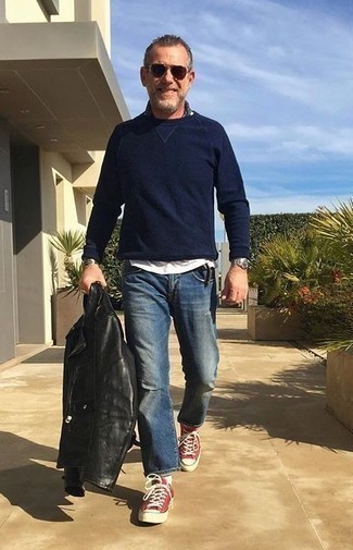 Wie dunkelblauen Pullover mit einem Rundhalsausschnitt mit blauer Jeans zu kombinieren – 253 Herren Outfits