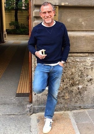50 Jährige: Wie dunkelblauen Pullover mit einem Rundhalsausschnitt mit blauer Jeans zu kombinieren – 22 Herren Outfits