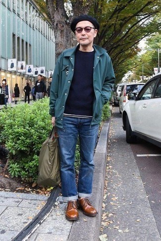 50 Jährige: Wie dunkelblauen Pullover mit einem Rundhalsausschnitt mit blauer Jeans zu kombinieren – 22 Herren Outfits