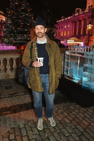 Wie dunkelblauen Pullover mit einem Rundhalsausschnitt mit blauer Jeans zu kombinieren – 163 Herbst Herren Outfits