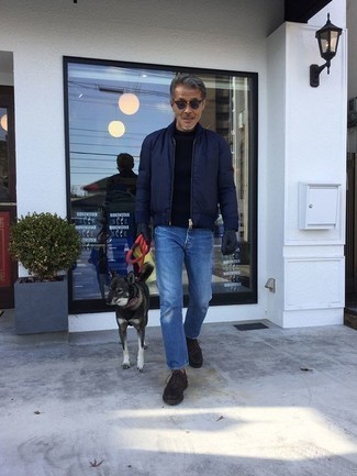 Wie dunkelblauen Pullover mit einem Rundhalsausschnitt mit blauer Jeans zu kombinieren – 253 Herren Outfits