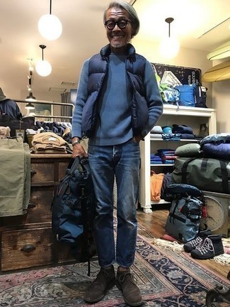 50 Jährige: Wie dunkelblauen Pullover mit einem Rundhalsausschnitt mit blauer Jeans zu kombinieren – 22 Herren Outfits