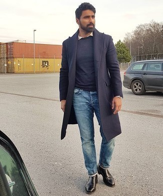 Wie dunkelblauen Pullover mit einem Rundhalsausschnitt mit blauer Jeans zu kombinieren – 163 Herbst Herren Outfits