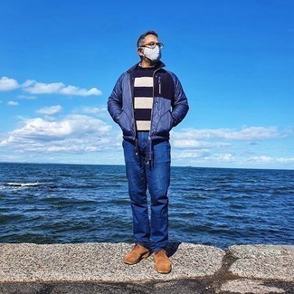 50 Jährige: Wie dunkelblauen Pullover mit einem Rundhalsausschnitt mit blauer Jeans zu kombinieren – 22 Herren Outfits