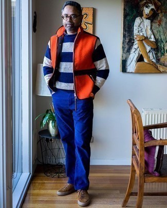 50 Jährige: Wie dunkelblauen Pullover mit einem Rundhalsausschnitt mit blauer Jeans zu kombinieren – 22 Herren Outfits