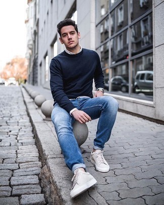 Wie dunkelblauen Pullover mit einem Rundhalsausschnitt mit blauer Jeans zu kombinieren – 253 Herren Outfits