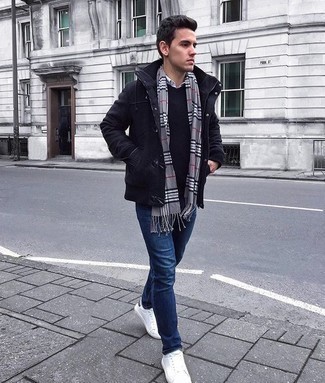 Wie dunkelblauen Pullover mit einem Rundhalsausschnitt mit blauer Jeans zu kombinieren – 253 Herren Outfits