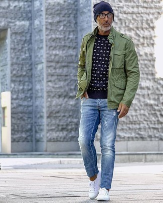 50 Jährige: Wie dunkelblauen Pullover mit einem Rundhalsausschnitt mit blauer Jeans zu kombinieren – 22 Herren Outfits