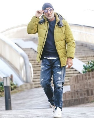 50 Jährige: Wie dunkelblauen Pullover mit einem Rundhalsausschnitt mit blauer Jeans zu kombinieren – 22 Herren Outfits