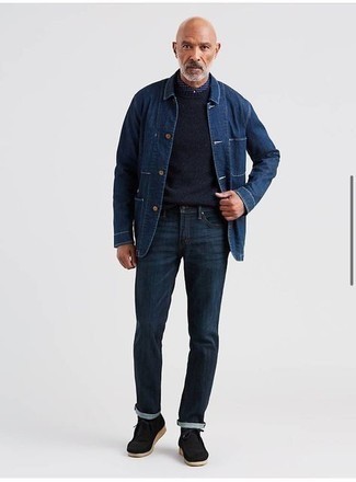 50 Jährige: Wie dunkelblauen Pullover mit einem Rundhalsausschnitt mit blauer Jeans zu kombinieren – 22 Herren Outfits