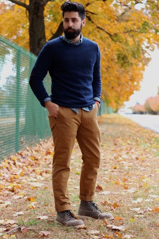 Welche Langarmhemden mit dunkelblauen Pullovers mit einem Rundhalsausschnitt zu tragen – 324 Herren Outfits