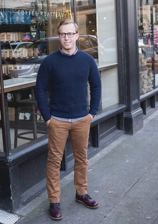 Welche Langarmhemden mit dunkelblauen Pullovers mit einem Rundhalsausschnitt zu tragen – 324 Herren Outfits
