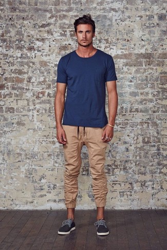 Dunkelblaues T-Shirt mit einem Rundhalsausschnitt kombinieren – 1685+ Herren Outfits