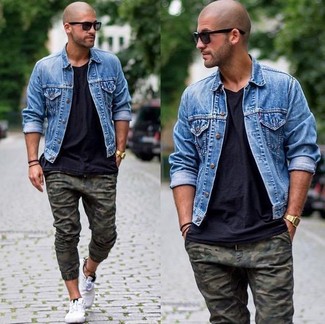Dunkelblaues T-Shirt mit einem Rundhalsausschnitt kombinieren – 1685+ Herren Outfits