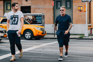 Dunkelblaues T-Shirt mit einem Rundhalsausschnitt kombinieren – 1685+ Herren Outfits