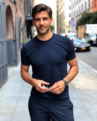 Dunkelblaues T-Shirt mit einem Rundhalsausschnitt kombinieren – 1685+ Herren Outfits