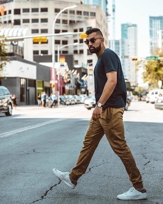 Dunkelblaues T-Shirt mit einem Rundhalsausschnitt kombinieren – 1685+ Herren Outfits