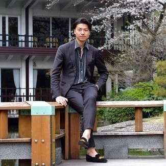 Dunkelblaue bestickte Samt Slipper kombinieren – 7 Herren Outfits