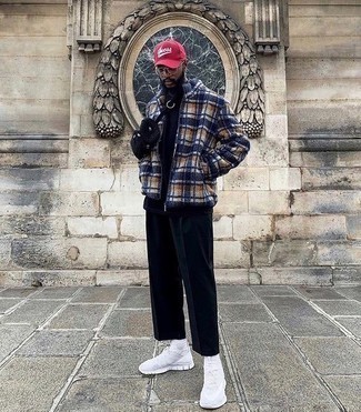 Dunkelblauen Fleece-Pullover mit einem Reißverschluß kombinieren – 8 Herren Outfits