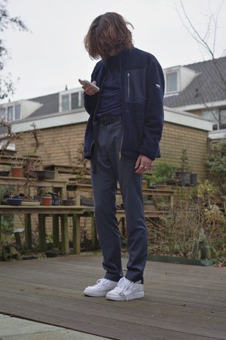 Dunkelblauen Fleece-Pullover mit einem Reißverschluß kombinieren – 8 Herren Outfits