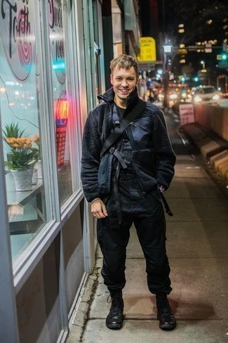 Dunkelblauen Fleece-Pullover mit einem Reißverschluß kombinieren – 8 Herren Outfits