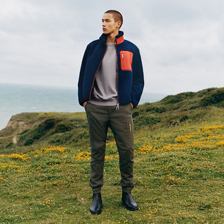 Dunkelblauen Fleece-Pullover mit einem Reißverschluß kombinieren – 8 Herren Outfits