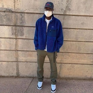 Dunkelblauen Fleece-Pullover mit einem Reißverschluß kombinieren – 8 Herren Outfits