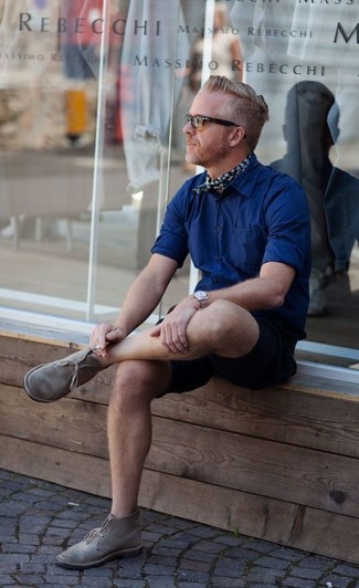Dunkelblauen Bandana mit Blumenmuster kombinieren – 12 Herren Outfits