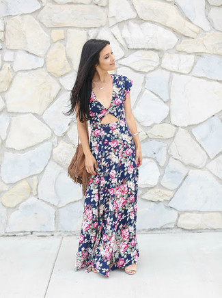 Dunkelblaues Maxikleid mit Blumenmuster kombinieren – 10 Damen Outfits