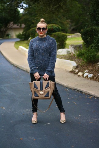 Dunkelblauen flauschigen Pullover mit einem Rundhalsausschnitt kombinieren – 2 Damen Outfits