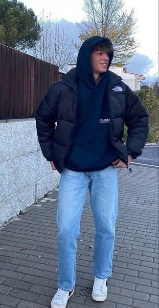 Welche hohe Sneakers mit dunkelblauen Pullovers mit einem Kapuze zu tragen – 25 Herren Outfits