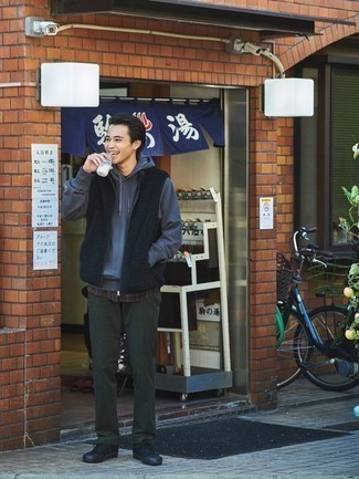 Welche hohe Sneakers mit dunkelblauen Pullovers mit einem Kapuze zu tragen – 25 Herren Outfits