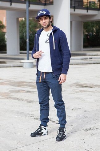 Welche hohe Sneakers mit dunkelblauen Pullovers mit einem Kapuze zu tragen – 25 Herren Outfits