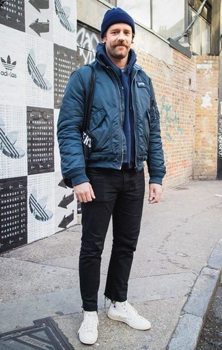 Welche hohe Sneakers mit dunkelblauen Pullovers mit einem Kapuze zu tragen – 25 Herren Outfits