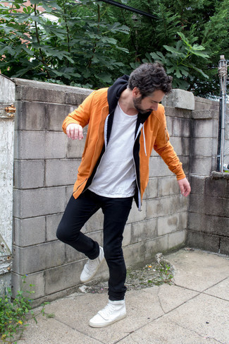 Welche hohe Sneakers mit dunkelblauen Pullovers mit einem Kapuze zu tragen – 25 Herren Outfits
