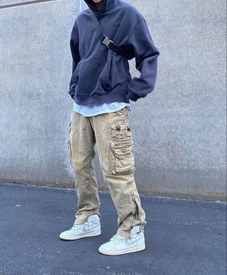 Welche hohe Sneakers mit dunkelblauen Pullovers mit einem Kapuze zu tragen – 25 Herren Outfits