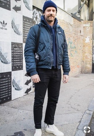 Welche hohe Sneakers mit dunkelblauen Pullovers mit einem Kapuze zu tragen – 25 Herren Outfits