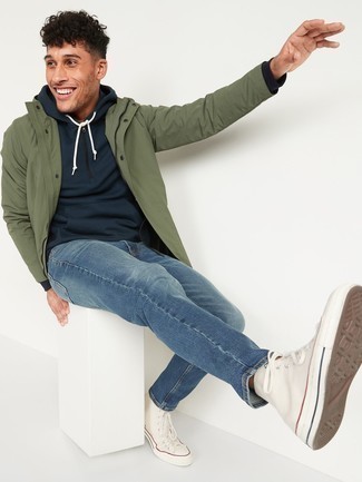 Welche hohe Sneakers mit dunkelblauen Pullovers mit einem Kapuze zu tragen – 25 Herren Outfits