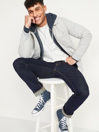 Welche hohe Sneakers mit dunkelblauen Pullovers mit einem Kapuze zu tragen – 25 Herren Outfits