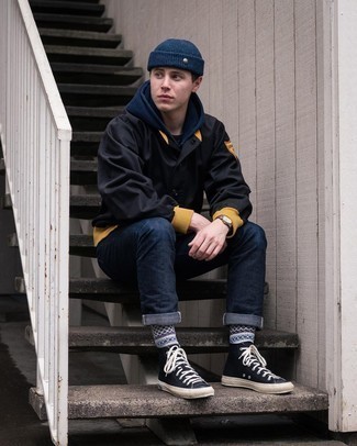 Welche hohe Sneakers mit dunkelblauen Pullovers mit einem Kapuze zu tragen – 25 Herren Outfits