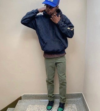 Welche hohe Sneakers mit dunkelblauen Pullovers mit einem Kapuze zu tragen – 25 Herren Outfits