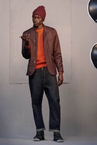 Wie dunkelblaue Jeans mit schwarzer Sportschuhe zu kombinieren – 86 Herren Outfits