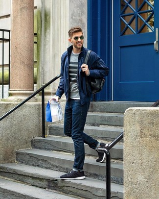 Wie dunkelblaue Jeans mit schwarzer Sportschuhe zu kombinieren – 86 Herren Outfits