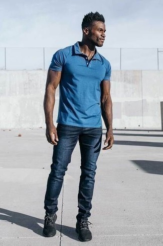 Wie dunkelblaue Jeans mit schwarzer Sportschuhe zu kombinieren – 86 Herren Outfits
