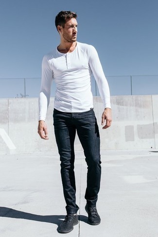 Wie dunkelblaue Jeans mit schwarzer Sportschuhe zu kombinieren – 86 Herren Outfits
