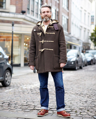 50 Jährige: Welche Düffelmäntel mit dunkelblauer Jeans zu tragen – 4 Herren Outfits
