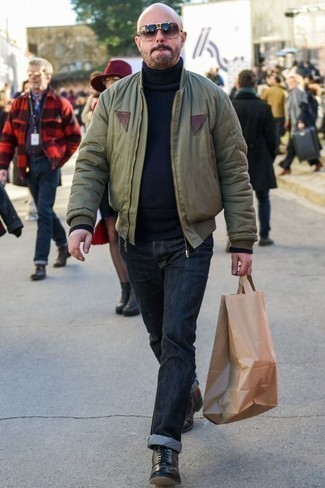 40 Jährige: Welche Rollkragenpullover mit dunkelblauer Jeans zu tragen – 45 Herren Outfits