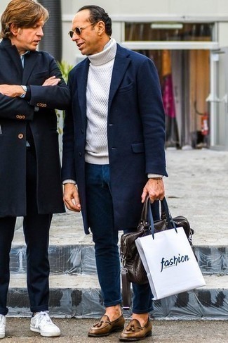 40 Jährige: Welche Rollkragenpullover mit dunkelblauer Jeans zu tragen – 45 Herren Outfits